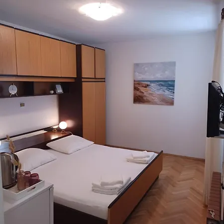 Apartments Emilija Makarska Room photo